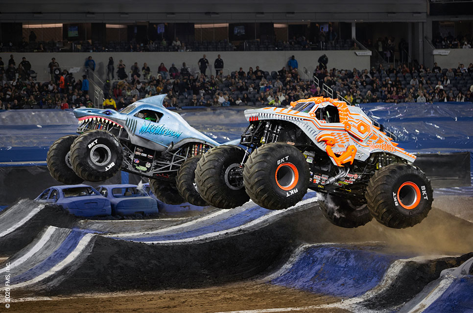 Megalodon en een tweede monstertruck racen zij aan zij bij Monster Jam